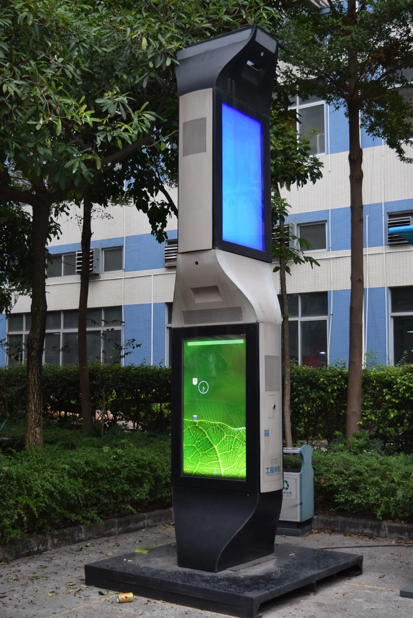 MENi 75" / 55" 4 Sided Outdoor Interactive Digital Signage Totem